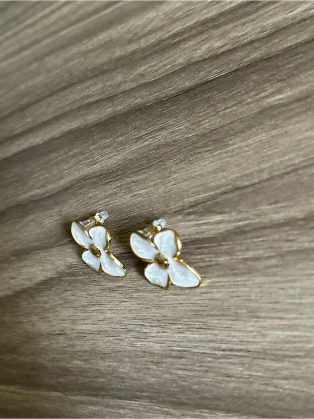 White Floral Stud Earrings Q1096